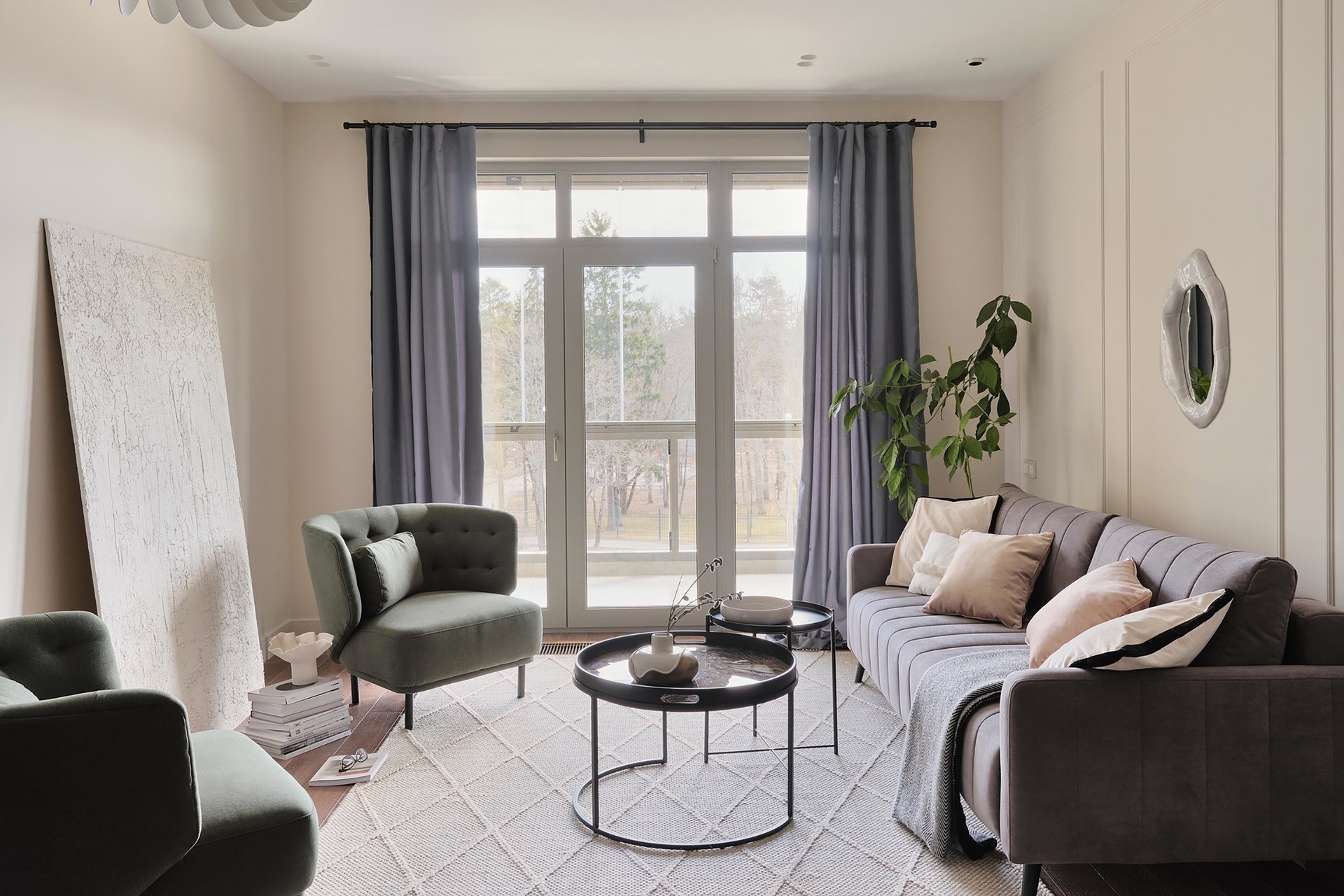 крісла з диваном в інтер’єрі